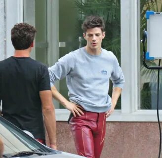 Grant Gustin on the set of The Flash season 4 Ropa de moda, 