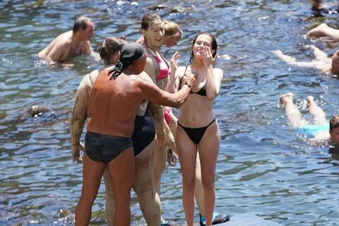 Zoey-Deutch-Booty-in-Bikini-2 ⋆ CELEBRITY BIKINI BOOTY