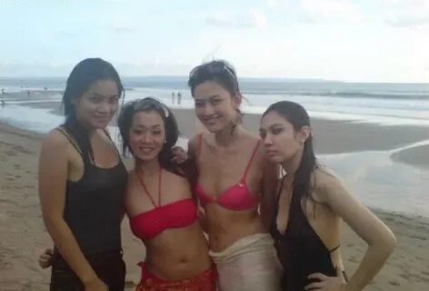 Titi+Kamal+Pake+Bikini+di+pantai+1.jpg (image)