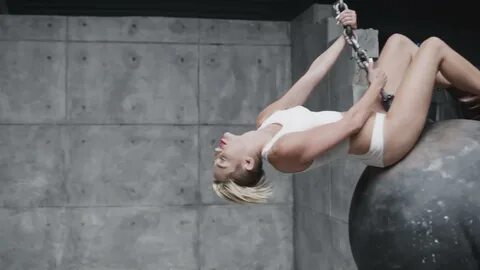 Miley Cyrus aparece nua em clipe de 'Wrecking ball' .