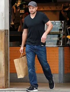 Tom Welling shopping for me LOL SMALLVILLE Tom welling, Mens