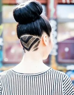 Hinterschnittene Frisuren für Frauen - Geometrische, farbige