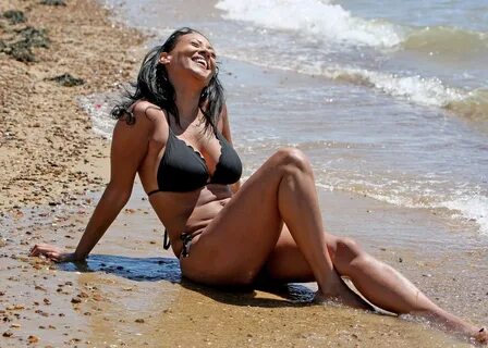 Lisa Maffia In Black Bikini At Chalkwell Beach - Celebzz - C