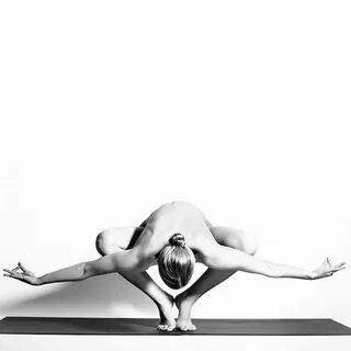 Nude Yoga: голая правда о красоте и безграничных возможностя