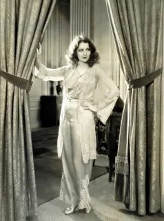 PHOTO - MOVIE STAR - BILLIE DOVE - STANDING IN SILKY LONG NI