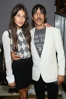 Namorada de Anthony Kiedis posa de topless em campanha - GQ 