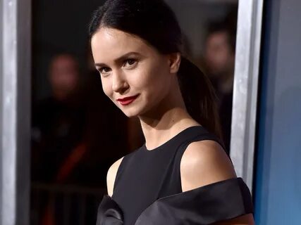 φόντο : Katherine Waterston, ηθοποιός, μελαχροινή, φόρεμα 28