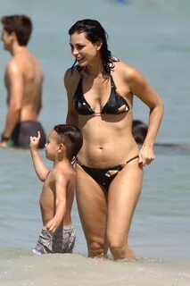 Морена Баккарин (Morena Baccarin) с семьей на пляже в Бразил
