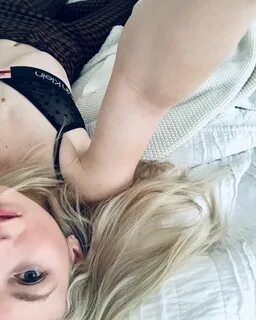 Emily Kinney bra - Imgur