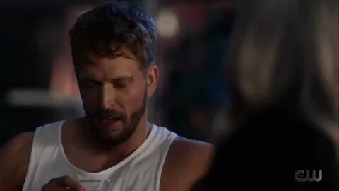 ausCAPS: Jon Cor shirtless in The Flash 7-15 "Enemy at the G