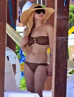 75+ Hot And Sexy Pictures Of Avril Lavigne Explore Her Sensa