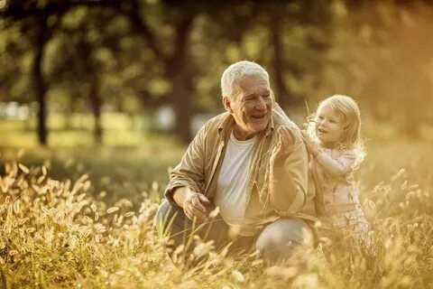 Abuelo coje a nieta