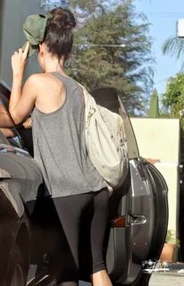 World Hot Actress: Megan Fox V tight leggings Spandex Candid