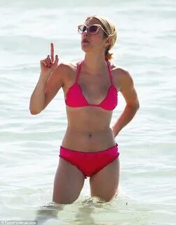 Sexy Emma Roberts Bikini Images Hot Thigh Picture