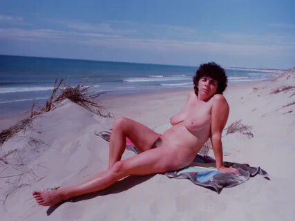 Bronzette nue dans les dunes