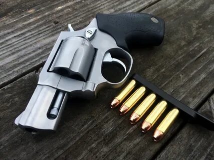 Скачать обои доски, патроны, револьвер, revolver, Taurus, 35