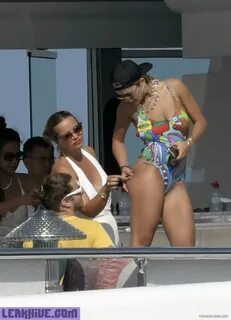 Leaked Rita Ora & Cara Delevingne Swimsuit Ass And Sexy Phot