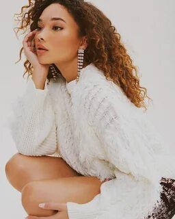 Ashley Moore op Instagram: "New @forever21 #winterneutrals #