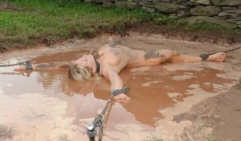 A naked woman in quicksand pics and porn images :: Black Wet