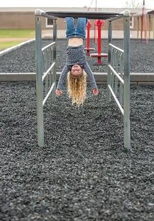 Playground Child Upside Down Monkey Bars - Сток картинки - i
