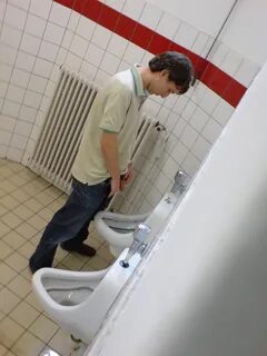 Public pee 2 - фото 41 - BoyFriendTV.com