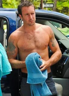 Alex O'Loughlin Shirtless in Hawaii Five-0 - Squarehippies.c