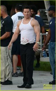 Mark Wahlberg: Biceps & Blood on 'Pain & Gain Set'!: Photo 2