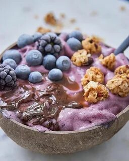 Feast your eyes on this Blueberry smoothie bowl bonanza by @