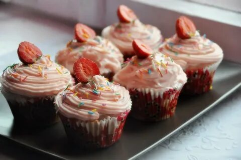 Food pour vous: Strawberry Cupcakes with Cream Cheese Frosti