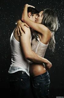 Парень с девушкой в мокрой одежде обнимаются и целуются - Ка