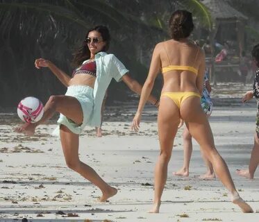 Sexy Nina Dobrev & Shaun White Enjoy a Day on the Beach in T