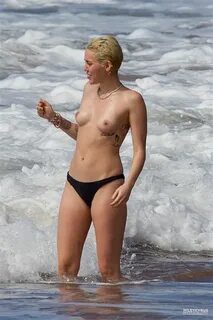 Miley Cyrus Toploss Vacation Sex Free Nude Porn Photos