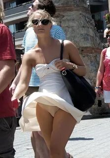 Wankerson.com : Wind Upskirt - 17865135776 Picture Gallery