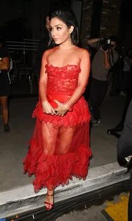 Ванесса Хадженс (Vanessa Hudgens) в красном платье без белья