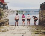 Хит на Инстаграм: Разгледници од патувањата со голи задници