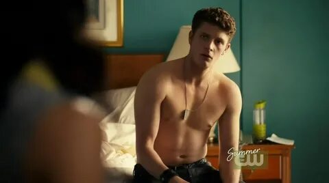 Brett Dier Shirtless in the L.A. Complex s2e06 - Shirtless M