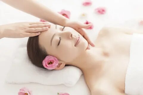 12. Massage da mặt thường xuyên.