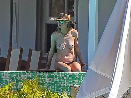 Heidi Klum Topless Bikini Candid Photos Sunbathing In St.Bar