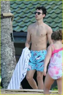 Joe Jonas: Shirtless Frisbee Game in Hawaii Photo 630960 - P