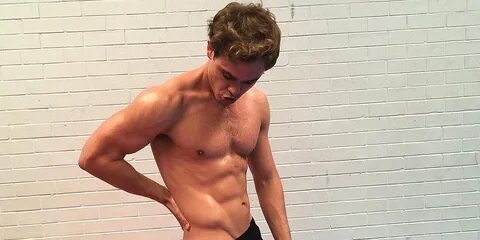 Dacre Montgomery From 'Stranger Things' Flashes His Abs, Und