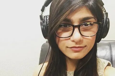 Mia Khalifa Challenges This Player & Asks Him To Touch Her "