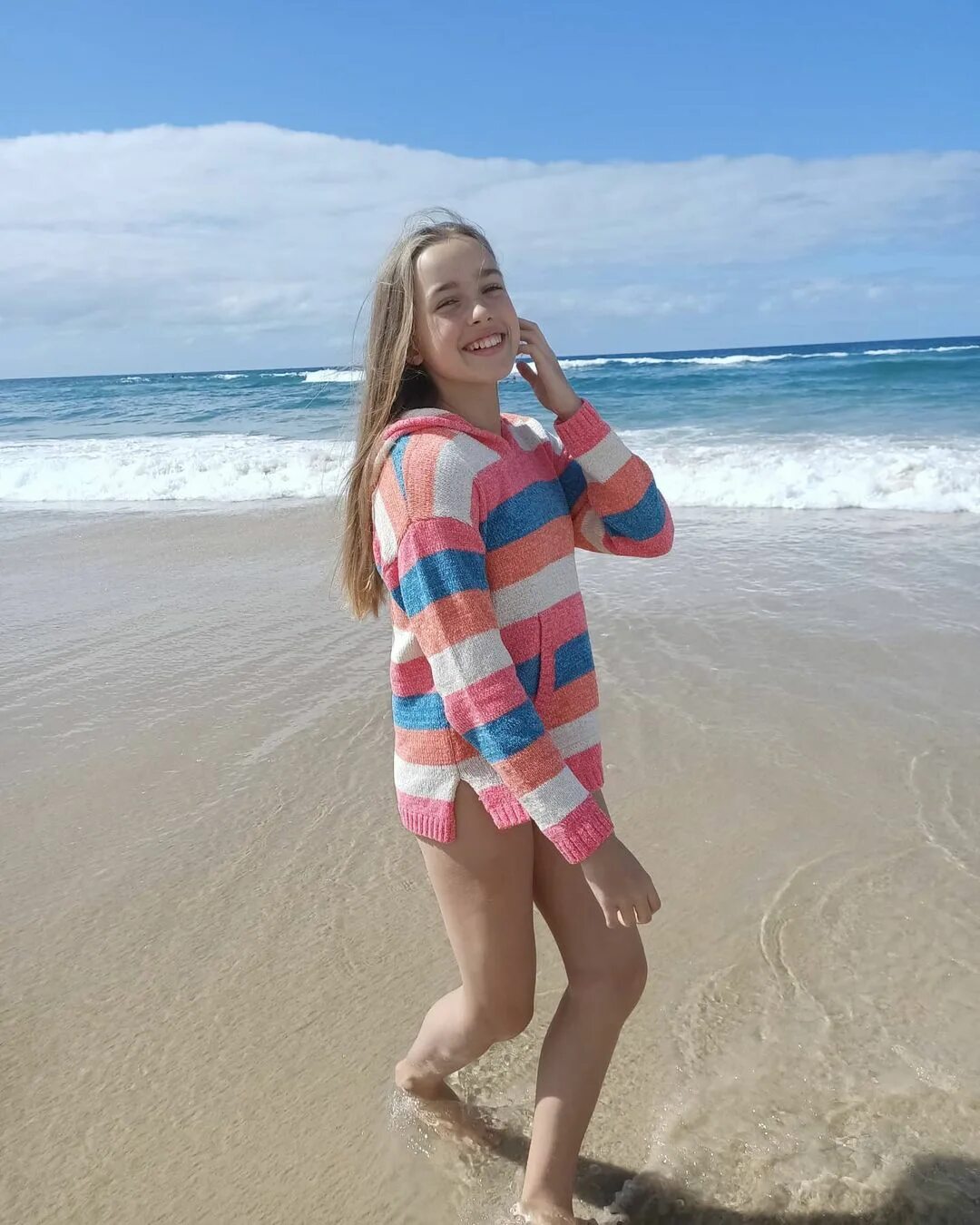 EMILIA DANIELLE в Instagram: "Don't worry, beach happy 🌊 . . 