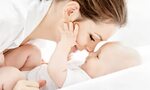 Целовать ребенка во сне - значение для мамы дитя