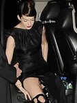 Anne Hathaway wardrobe malfunction - PaparaZzi Oops! : Papar