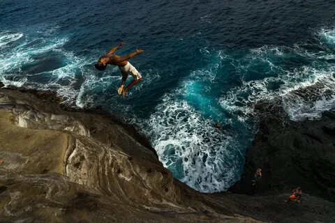 SPITTING CAVE CLIFF JUMPING ON OAHU HAWAII - Journey Era