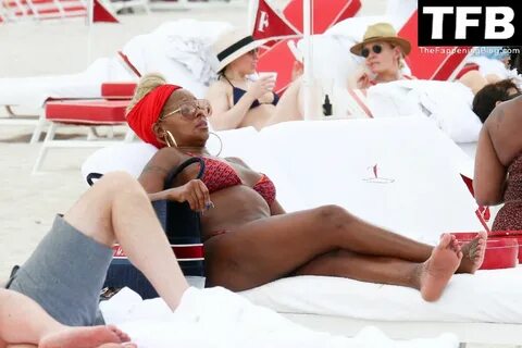 Mary J. Blige Goes For a Dip in the Ocean While Enjoying a D