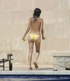 Actress-Anna-Friel-topless-bikini-poolside-photo-6 - Pandesi