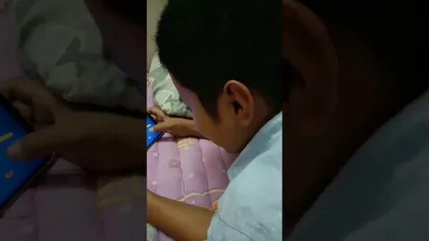 Anak kecil Main Cacing 