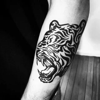 tiger-symbolism-mann-armtattoo-tribal-tiger-tattoo-in-schwar