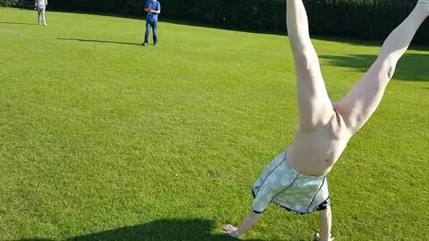 Flashing Pussy Doing Cartwheels in the Park: Free Porn a3 xH